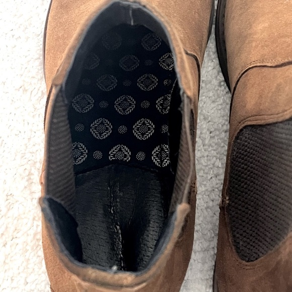 Johnston & Murphy Brown Chelsea Boots Sleek Suede Design - Picture 5 of 8